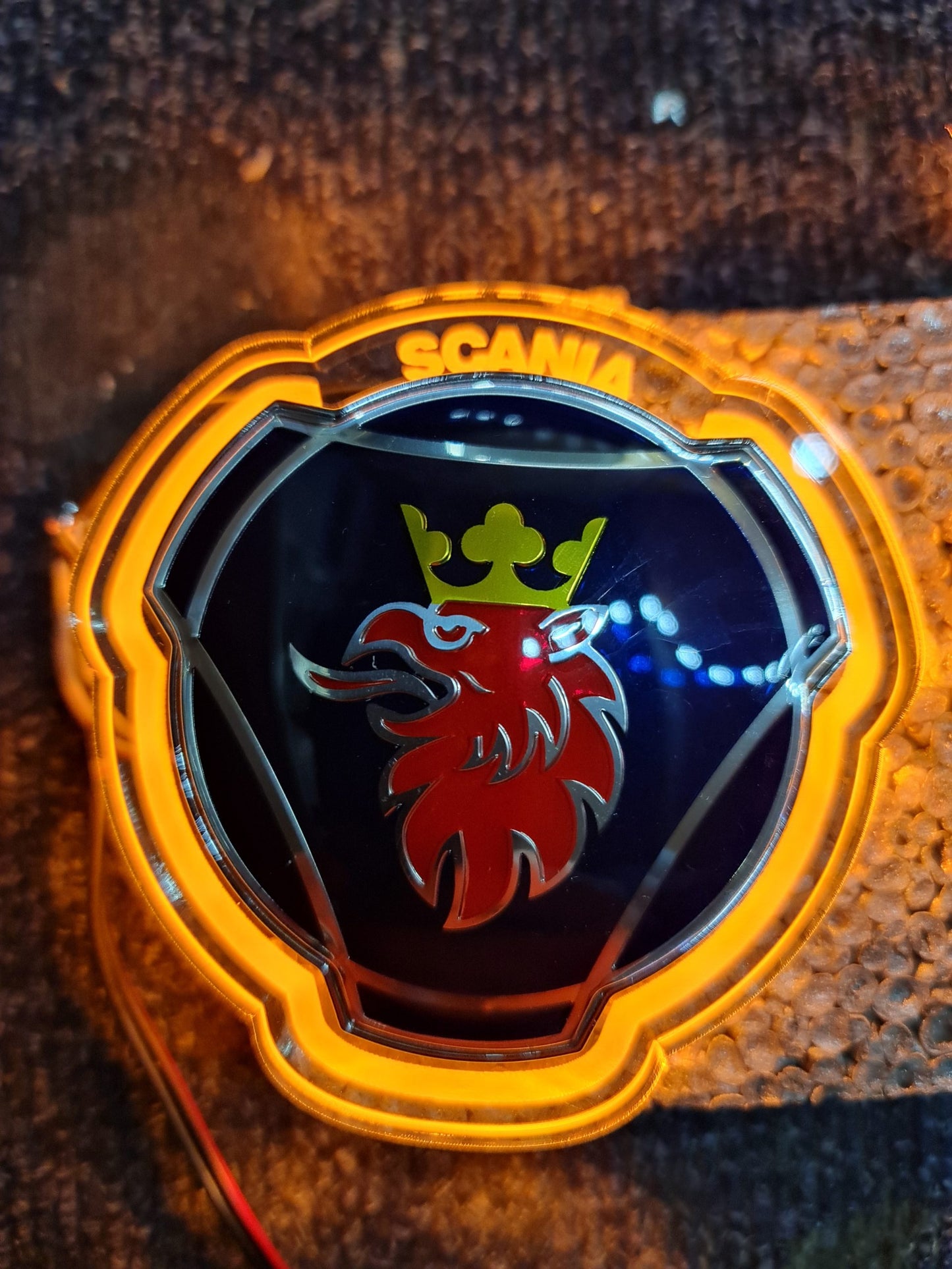 Scania-Kühlergrilllogo mit orangefarbener LED-Beleuchtung