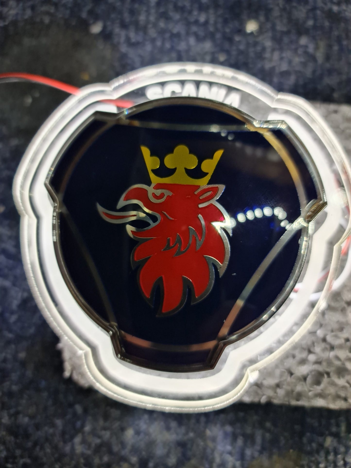 Scania-Logo mit LED-Beleuchtung in Weiß