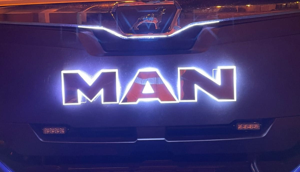 MAN letters grille wit