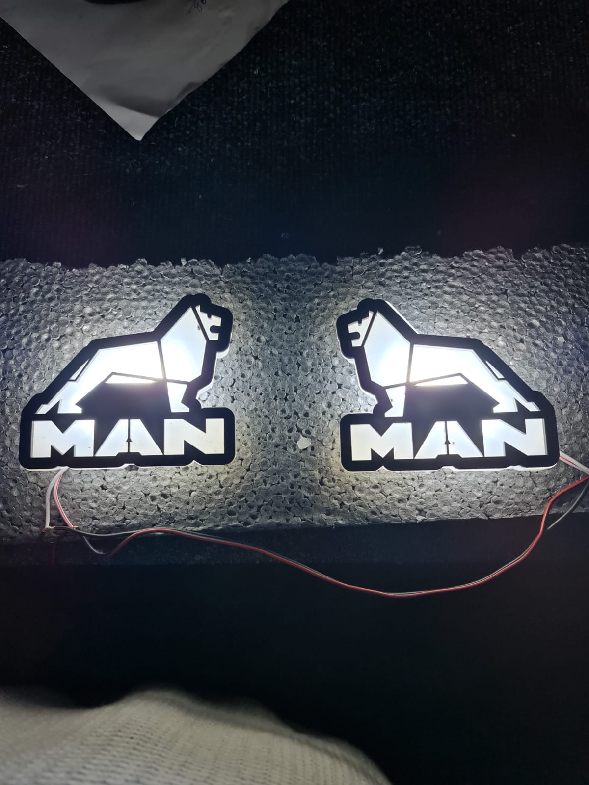 MAN logo in wit 2 stuks