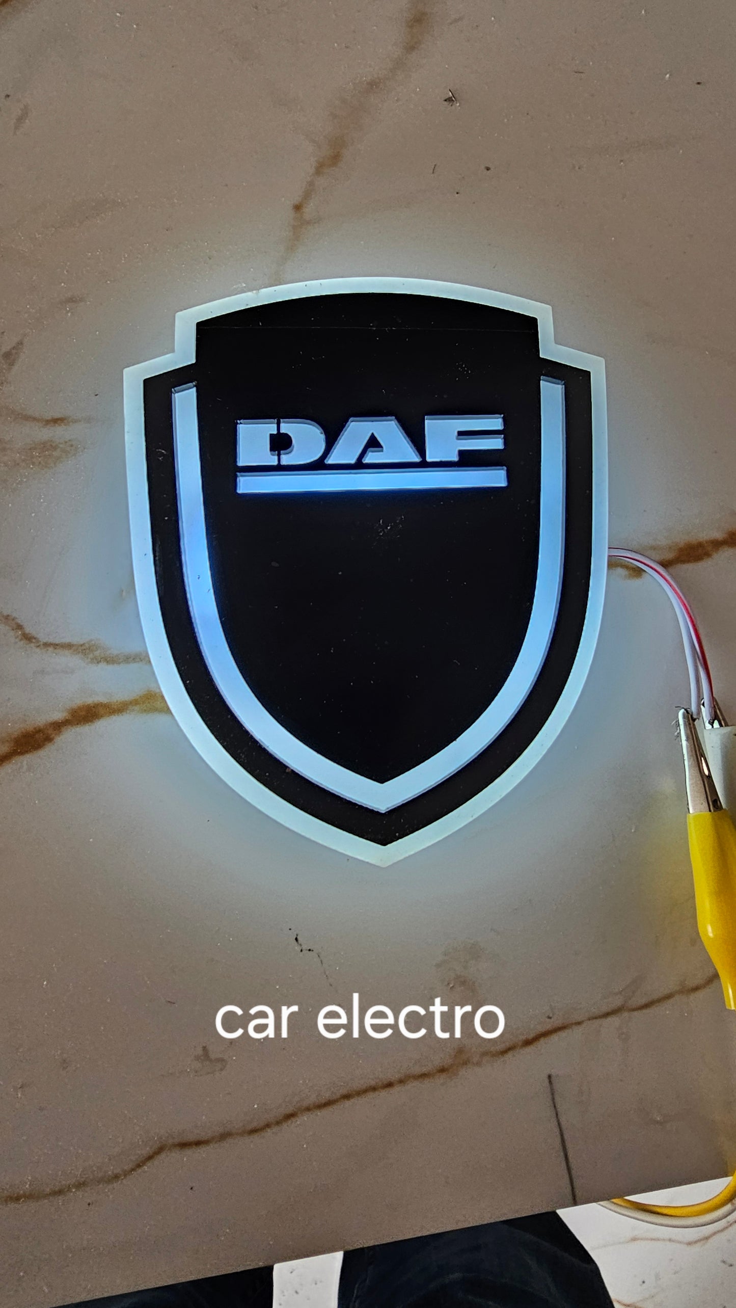 DAF-Kühlergrill-Logo mit schwarz-weißer LED